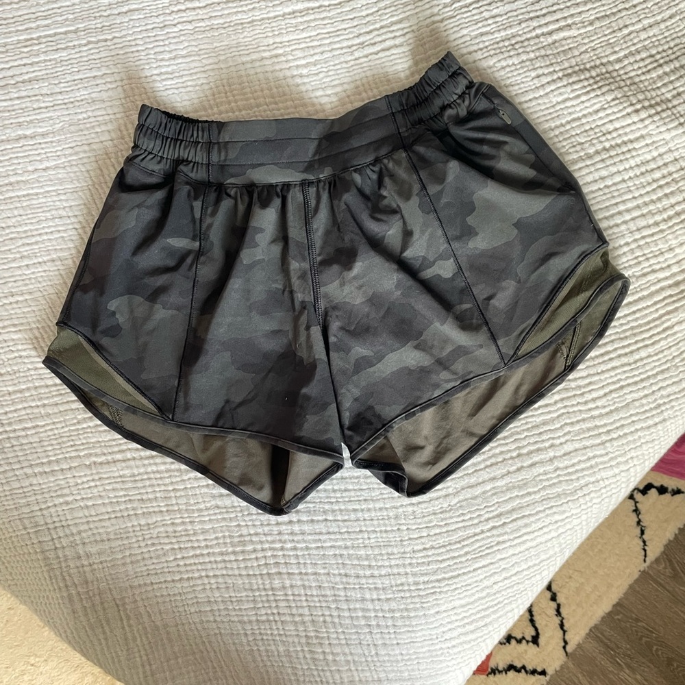 Hottie hot size 6, 4” inseam. Unsure of the rise.